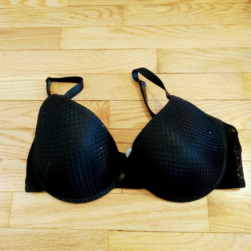 Laura Ashley lace black bra size 38D with under wire, has some piling